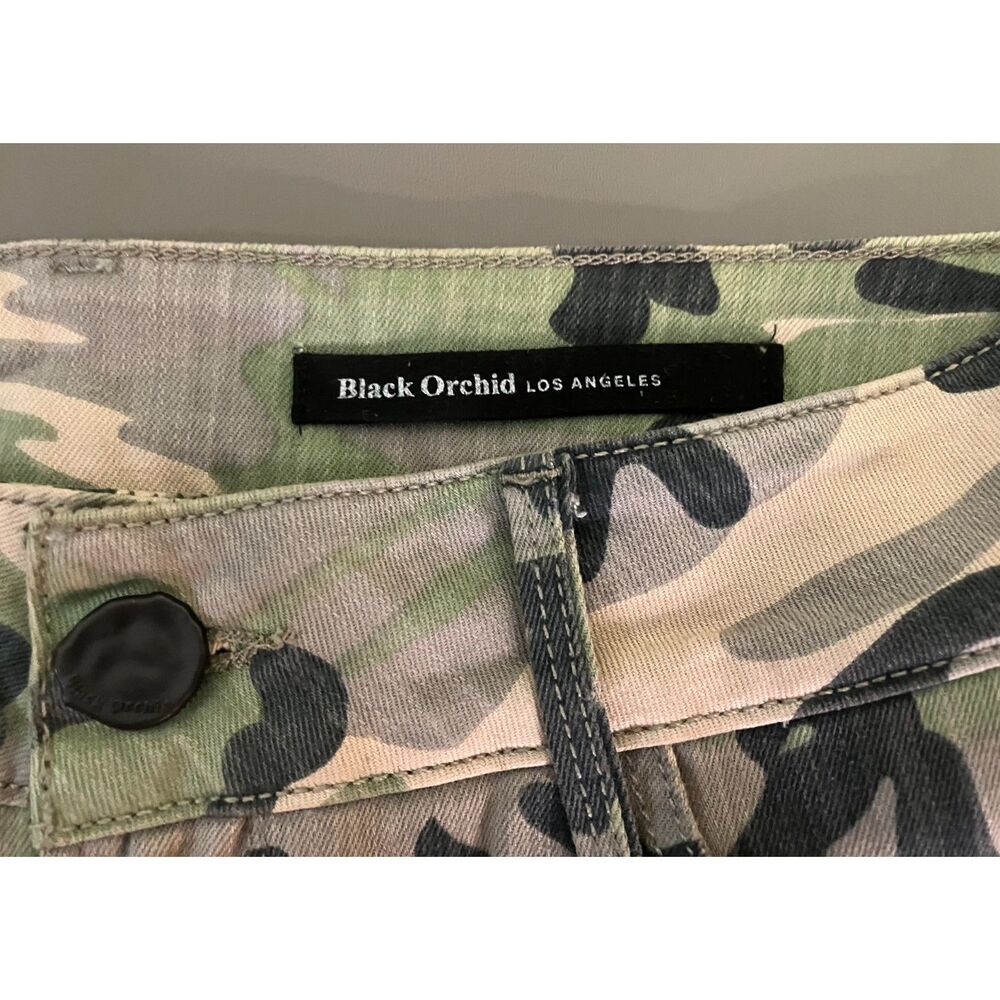 Black Orchid Los Angeles low rise camo distressed cut off shorts - Picture 5 of 13